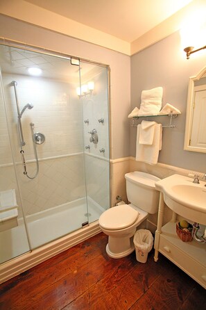 Combined shower/tub, hair dryer, towels