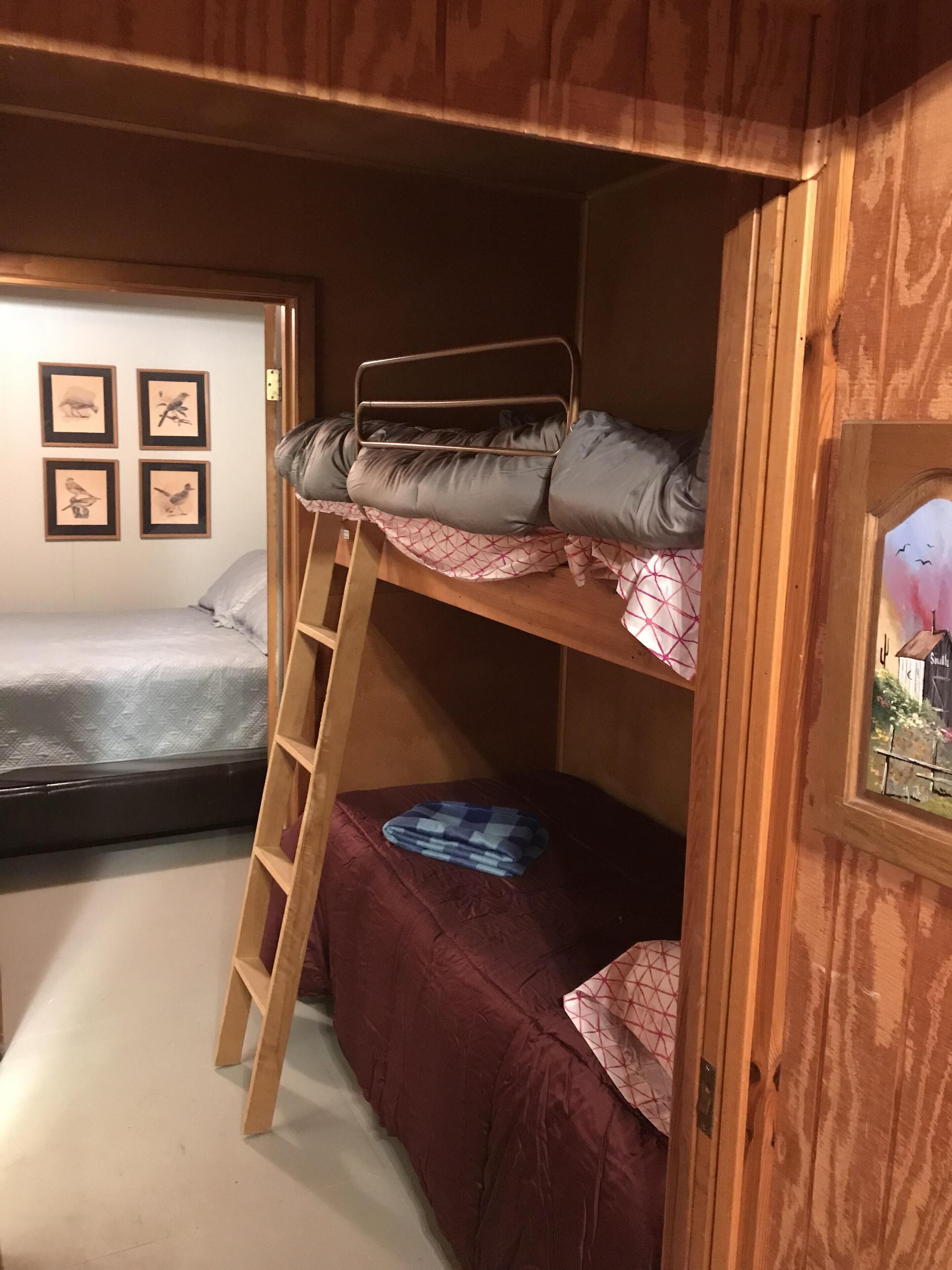 2 室のベッドルーム、WiFi (無料)、ベッドシーツ