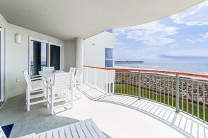 Outdoor dining - R & R Navarre-Oceanfront (Navarre)