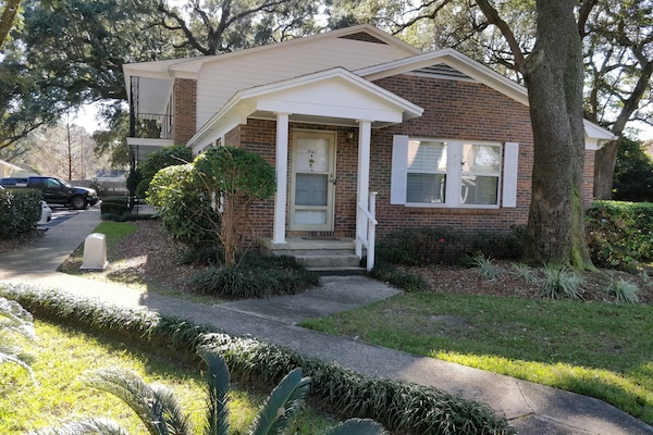 well taken care of property, clean comfortable well lit, parking on premises.
