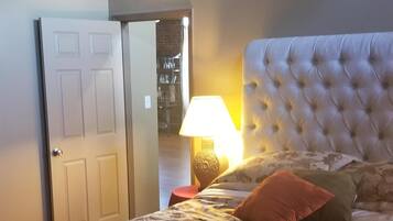 2 quartos, escrivaninha, ferros/tábuas de passar roupa