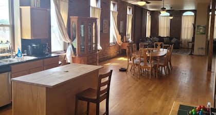 Tilava 2 makuuhuoneen huoneisto, jossa on 3 queen-size-vuodetta ja 2 täyttä kylpyhuonetta