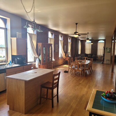 Spacious 2 bedroom apartment with 3 queen beds and 2 full baths