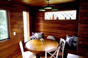 Dining - VH Bright and Airy Cottage - walking distance to downtown and beach (Tisbury)