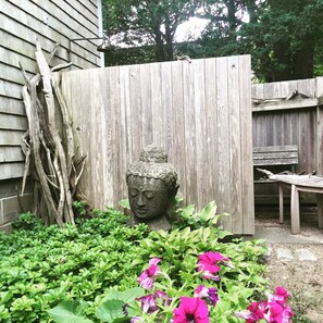 Property grounds - VH Bright and Airy Cottage - walking distance to downtown and beach (Tisbury)