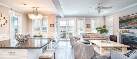 Smart-tv, een open haard, boeken en een stereo