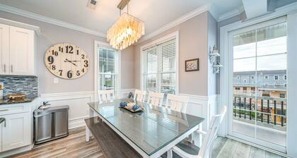 A ESTRENAR: Beach Block In Heart Of OC! w / Ascensor! 5 hab / 4 baños, capacidad para 16!