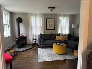 Smart TV, DVD player, books, video library - Maine Historic Oceanfront property - Near Camden - Family Friendly (Lincolnville)