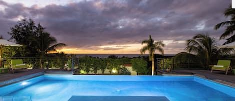Außenpool, Infinity-Pool, Liegestühle