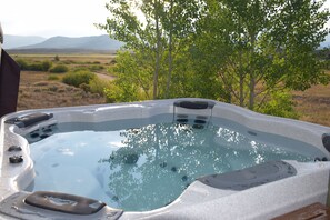 Outdoor spa tub - Family Friendly Home, Private Hot Tub, 3 Bed+ 2 Bath, Granby Ranch / Winter Park (Granby)