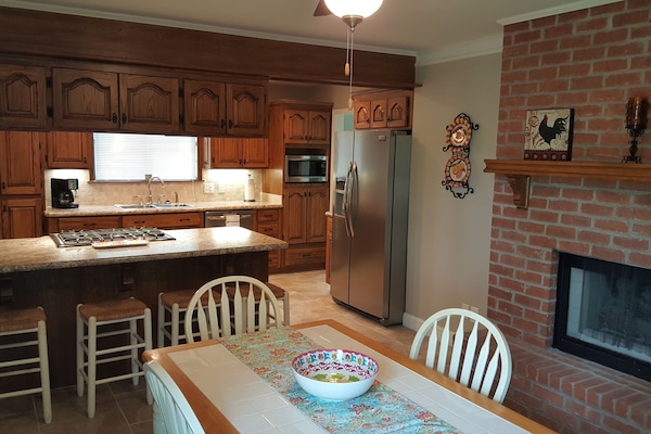 Køleskab, mikrobølgeovn, ovn, kogeplade