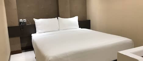 Family Room | Egyptian cotton sheets, premium bedding, desk, laptop workspace