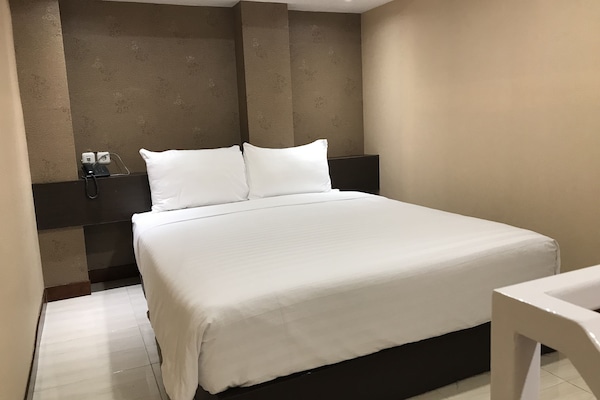 Family Room | Egyptian cotton sheets, premium bedding, desk, laptop workspace