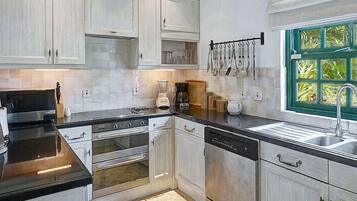 Stovetop, dishwasher, cookware/dishes/utensils