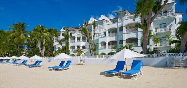 Plage, chaises longues