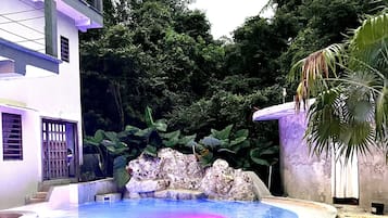 Kolam renang outdoor, dengan kursi berjemur