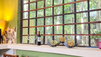 Rom – honeymoon, 1 kingsize-seng, hageutsikt | Eget kjøkken