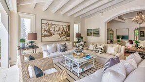 TV, DVD player - Villa Casablanca (Paynes Bay)