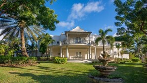 Property grounds - Villa Casablanca (Paynes Bay)