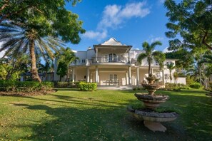 Property grounds - Villa Casablanca (Paynes Bay)