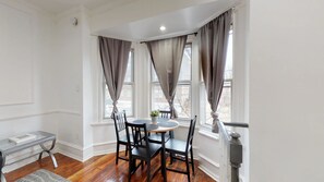 Penn Stunning Duplex Apartment | In-room dining - TheU-BnB (Philadelphia)