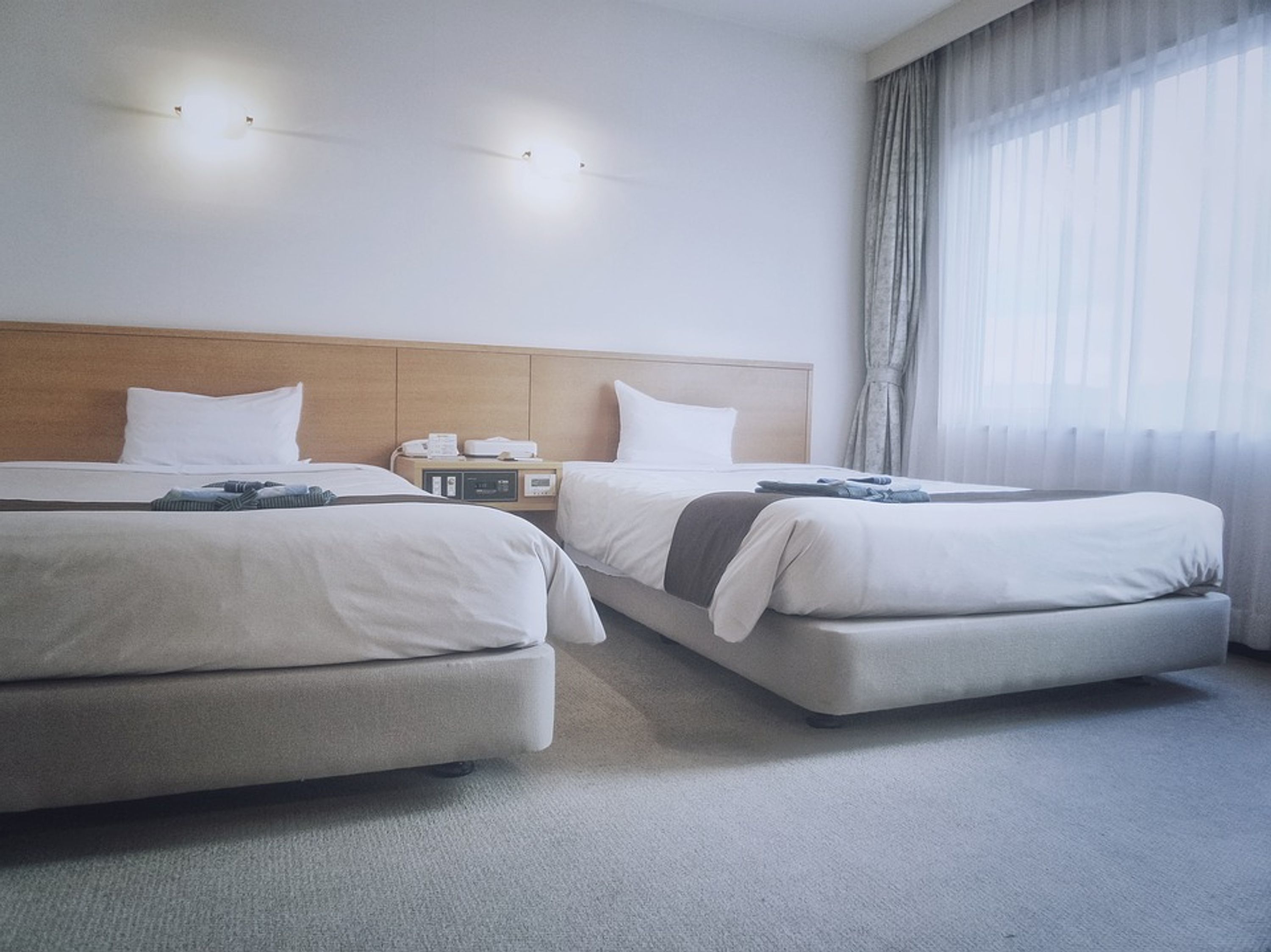 Cortinas blackout y tabla de planchar con plancha 