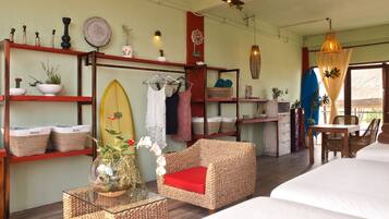 Signature Triple Room, 3 Twin Beds, Pool View | Interior detail