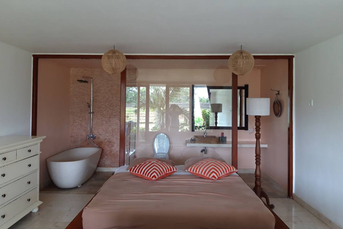 Habitación doble Deluxe, 1 cama King size, vista al jardín | Escritorio, wifi gratis y ropa de cama