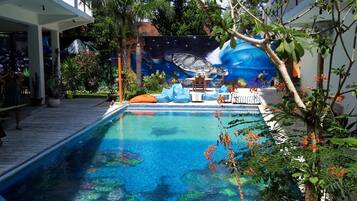 Una piscina al aire libre