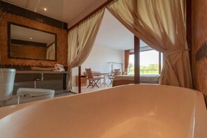 Junior Suite, 1 Katil Raja (King), Balcony (Rice Field View) | Bilik Mandi | Tab mandi dan pancuran berasingan, tab mandi rendaman dalam