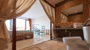 Bañera y ducha independientes, bañera profunda