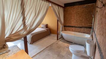 Separate bathtub and shower, deep-soaking bathtub, free toiletries