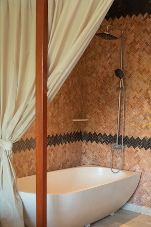 Junior Suite, 1 King Bed, Balcony (Rice Field View) | Deep soaking bathtub - Villa Lotus 8 (Canggu)