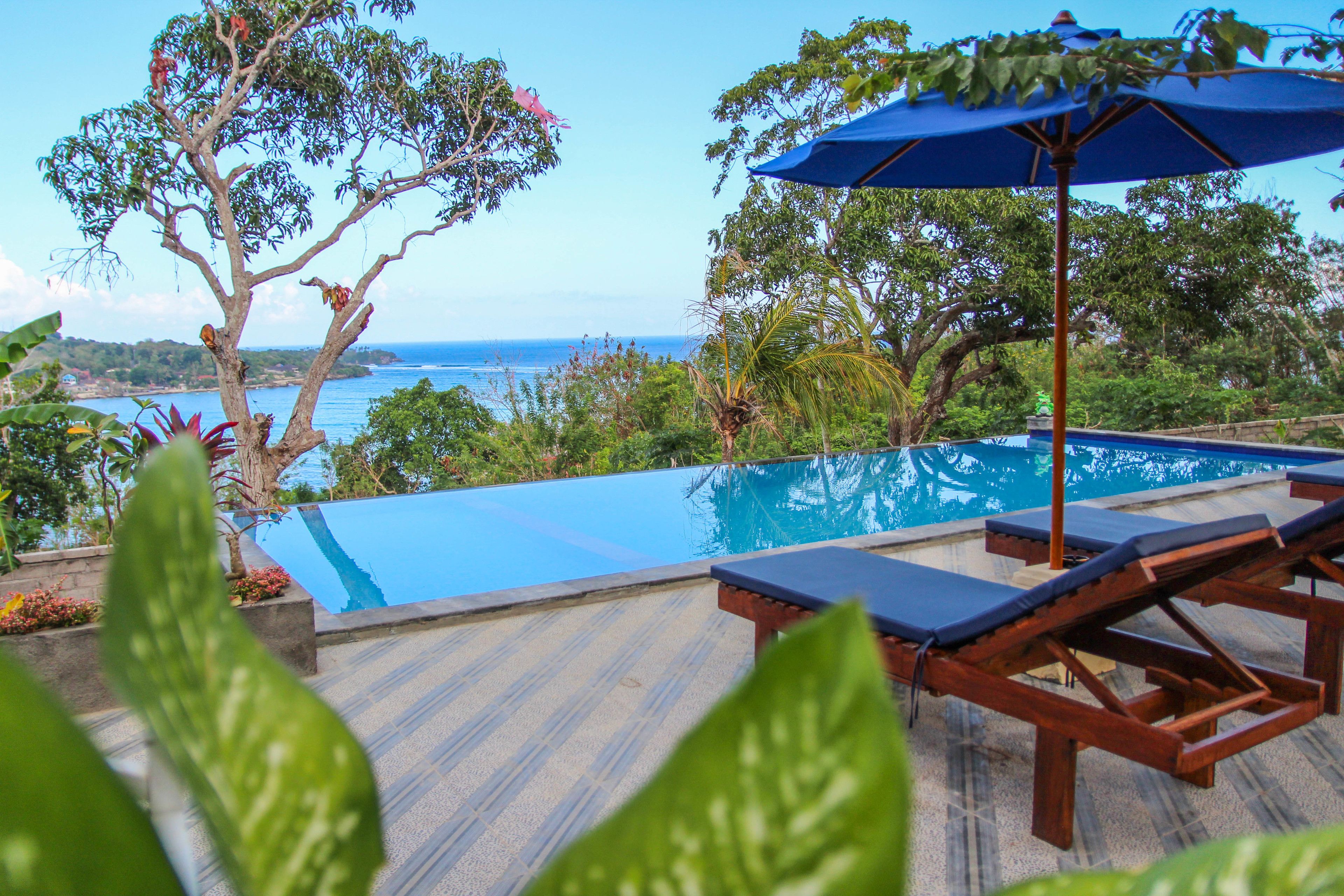 สระว่ายน้ำกลางแจ้ง