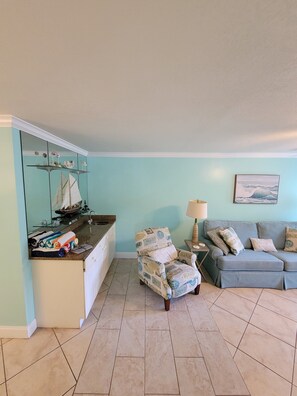 Una televisión, libros, un reproductor estéreo