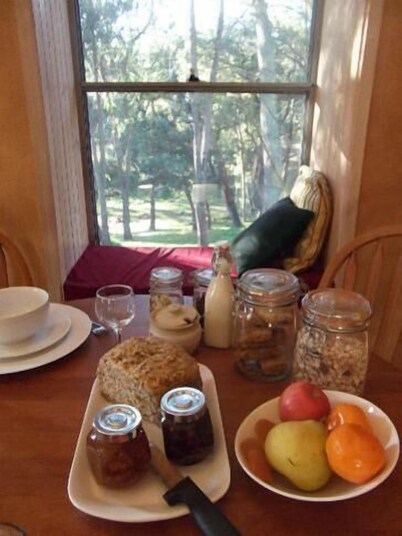 Frogsong Strawbale Cottage RED; ID p9160844