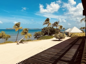 Na praia, espreguiçadeiras, toalhas de praia