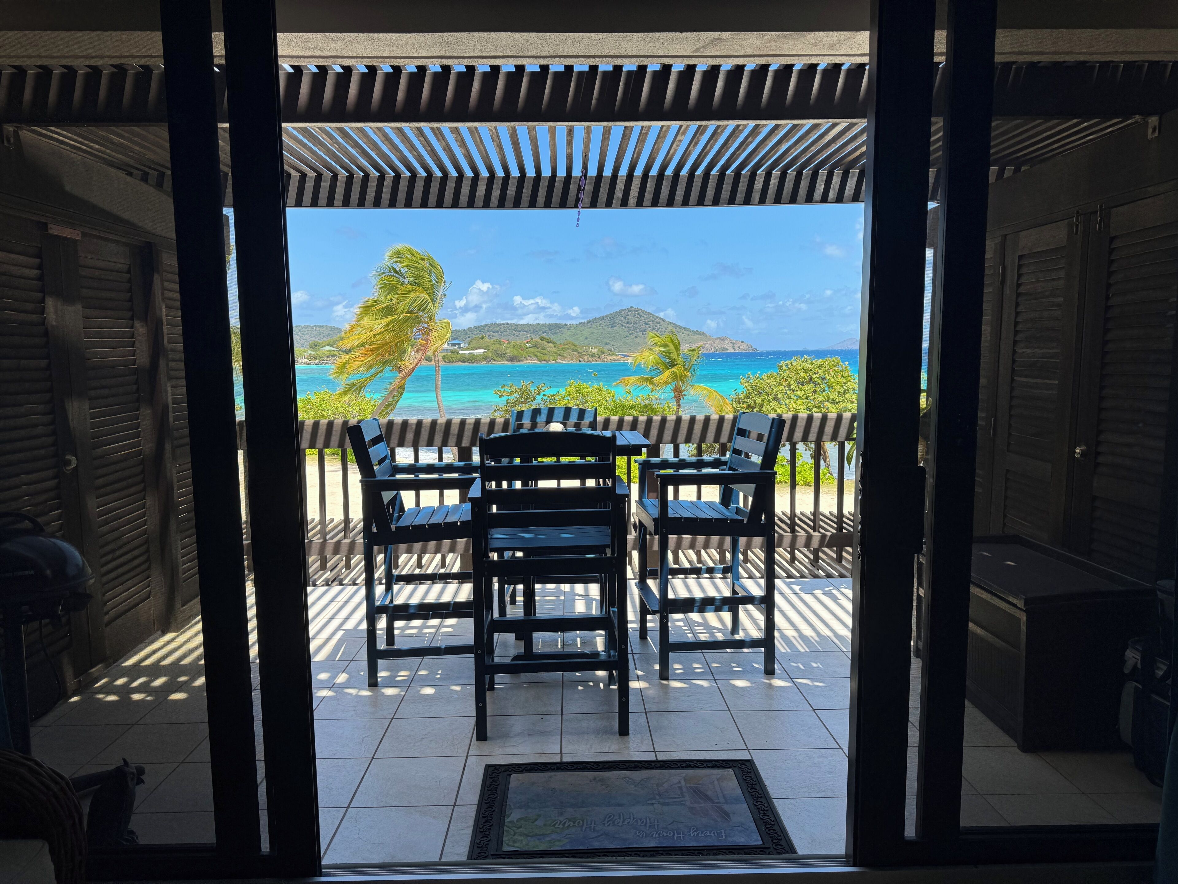 Ein überdachter Sitzbereich mit Blick auf Strand und Meer.