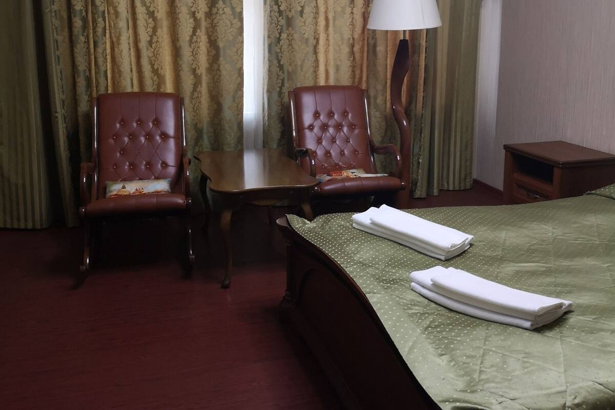 Desk, soundproofing, rollaway beds, free WiFi