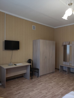 Desk, soundproofing, rollaway beds, free WiFi