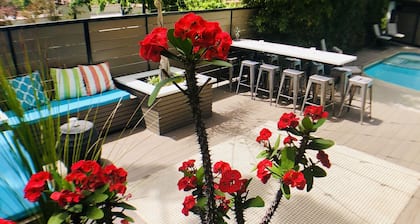 Private 5 Star Oasis with Pool/Spa - Close to Action - Tropical Modern Studio