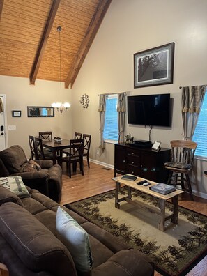 TV, fireplace, DVD player, books - Welcome to our country cabin! Sleeps 6. (Dahlonega)