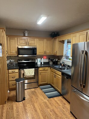 Fridge, microwave, oven, stovetop - Welcome to our country cabin! Sleeps 6. (Dahlonega)