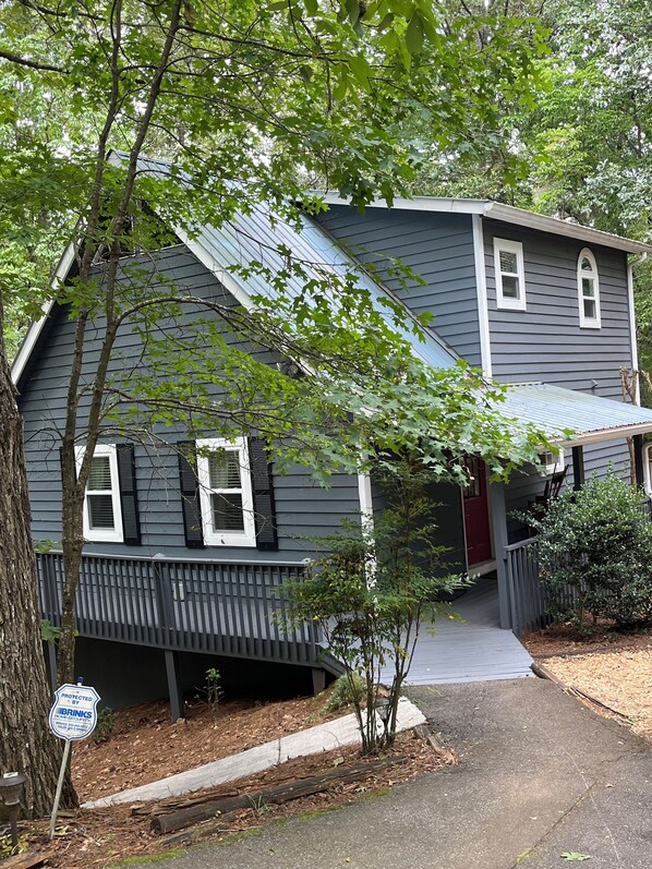 Exterior - Welcome to our country cabin! Sleeps 6. (Dahlonega)