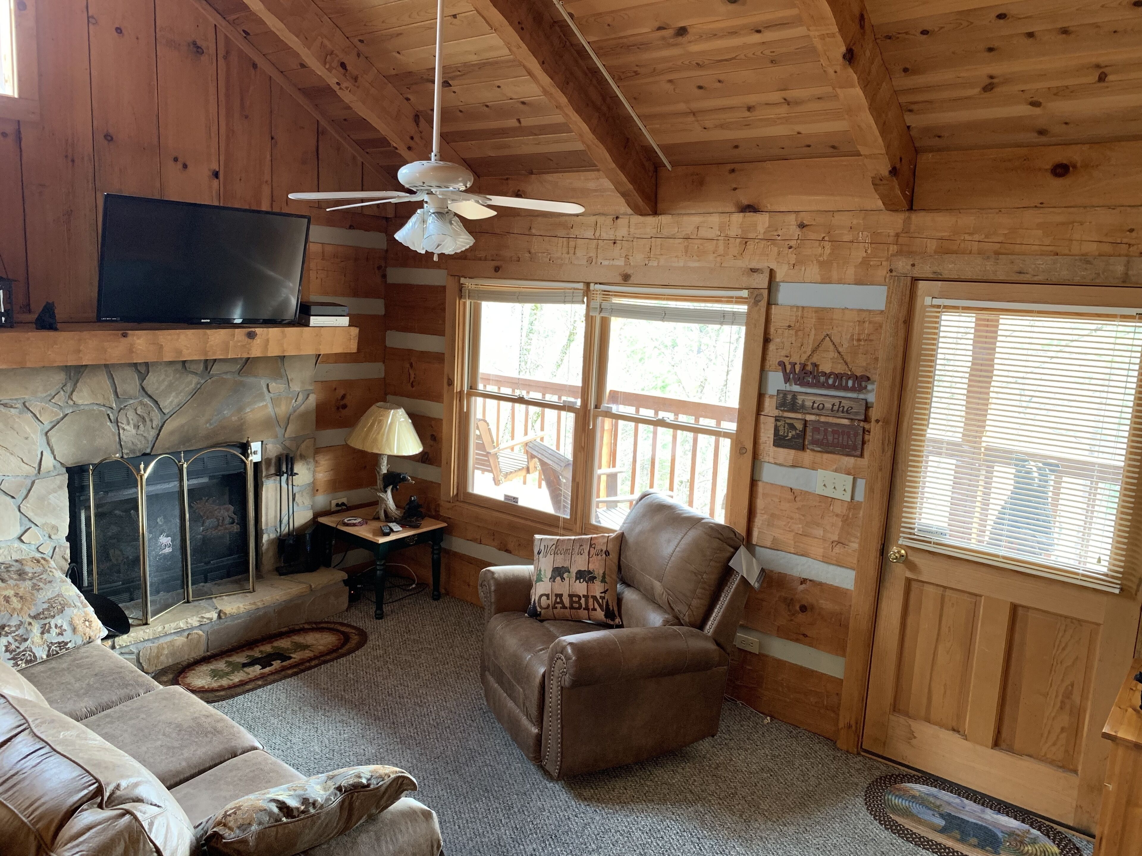 Een televisie, een open haard en een dvd-speler