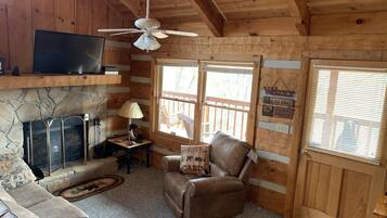 Een televisie, een open haard en een dvd-speler