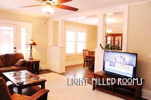 Een televisie, een open haard, videogames en een dvd-speler