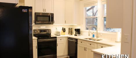 ثلاجة، ميكروويف، فرن، موقد طهي مسطح