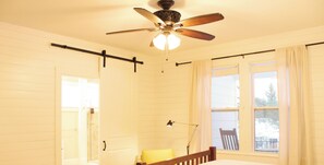 3 Schlafzimmer, Schreibtisch, Bügeleisen/Bügelbrett, WLAN