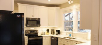 Braeburn Bungalow - Historic Craftsman & Walk to Downtown Hendersonville